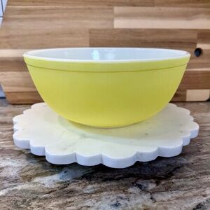Vintage Pyrex 404 Primary Colors Yellow Mixing Bowl – Large 4‑Qt – 1940s Era